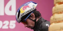 Giro d’Italia, Roglic costretto al ritiro dopo l’ennesima caduta: crolla anche Ayuso