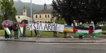 “Basta armi” e bandiera della Palestina al Giro d’Italia: identificati. “Qualcuno ha chiesto ai volontari del servizio gara di toglierli: loro si sono rifiutati”