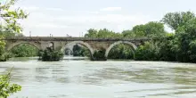 Il cadavere di una donna è affiorato dal fiume Tevere: era in un avanzato stato di decomposizione