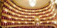 “Via shorts, canotte, infradito e cibo portato dall’esterno”: il Teatro alla Scala impone il dress code