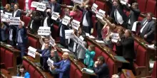 “Decreto paura”, M5s solleva cartelli contro la maggioranza e il dl Sicurezza: scoppia la bagarre – Video