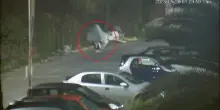Si traveste da fantasma per buttare la spazzatura in modo illegale: identificato a Monreale – Video