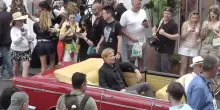 “Beautiful” sbarca a Capri e a Napoli per le nuove riprese: fan impazziti tra autografi e urla – IL VIDEO