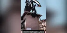 Vigile del fuoco rimuove bandiera palestinese dal monumento a Emanuele Filiberto a Torino (poi la sventola) – Video