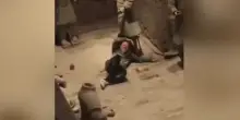 Turista si lancia tra le statue dell’Esercito di Terracotta e rompe due guerrieri millenari del celebre sito Unesco: rischia fino a 10 anni di carcere