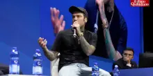 Fedez contro Sala al congresso di Forza Italia: “Ottima notizia che non si possa ricandidare”. E attacca la sinistra