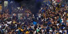 Finale di Champions League, centinaia di tifosi interisti in piazza Duomo a Milano tra fumogeni e cori – Video