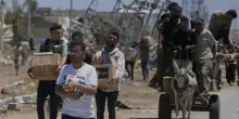 Gaza, Al Jazeera: “Israele bombarda i centri che distribuiscono aiuti, almeno 30 morti”. Ghf: “Tutto falso”