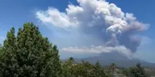 Crollo su un fianco del cratere sud-est dell’Etna: nube eruttiva alta alcuni chilometri e forti tremori