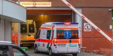 Sfugge al controllo dei genitori e cade in piscina: morto bambino di 4 anni