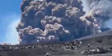 Etna in eruzione, la nube alta chilometri e la fuga dei turisti in quota: il video