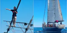 Salpata dal porto di Catania la Freedom Flotilla diretta a Gaza: a bordo anche Greta Thunberg e l’attore Liam Cunningham