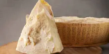 “Questo è Grana Padano”. Nel menù c’è il Parmigiano Reggiano ma viene servito l’altro formaggio: 4 mila euro di multa per il ristorante