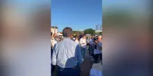 Calenda “corteggia” Bonelli (che scappa): “Angelo vieni, non tenere il broncio. Adesso vado a dargli un bacio” – Video