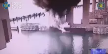 Crimea, l’attacco dei servizi ucraini al ponte di Kerch: “Usati 1.100 kg di esplosivo”. Il video