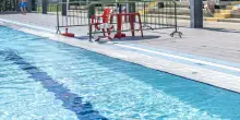 Ragazzino denuncia violenza all’interno di una piscina a Perugia, indagini in corso