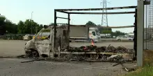 Chiodi sulla strada e mezzi incendiati: rapina da film in un centro logistico del Milanese – Video