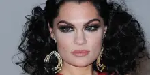 “Mi è stato diagnosticato il cancro al seno e dovrò fare un intervento chirurgico. Tornerò con due tette enormi!”: lo sfogo della cantante Jessie