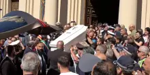 Martina Carbonaro, migliaia di persone ai funerali della 14enne vittima di femminicidio. E c’è chi grida: “Giustizia” – Video