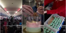 Sarà maschio o femmina? Il gender reveal è tra sconosciuti a 35mila piedi d’altezza: il particolare volo per Parigi – Video