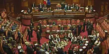Dl Sicurezza, il voto finale in Senato | Protesta delle opposizioni sedute per terra: “Vergogna”. Ripresa la seduta