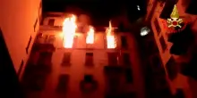 Si butta dal 5° piano per sfuggire a un incendio, le immagini delle fiamme nell’appartamento di Milano – Video