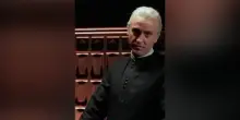 Tom Felton di nuovo con la bacchetta in mano: torna a essere Draco Malfoy e lo annuncia con un video (con un dettaglio che non sfuggirà ai fan)