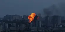 Ucraina, ondata di droni russi su Kiev: quattro morti e venti feriti, incendi in città. Missili su tutto il Paese
