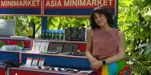 “Tappi per le orecchie a 500 euro, olio d’oliva a 1500 euro, cioccolata a 400 euro”: Asia Argento tentatrice al minimarket di “Money Road” – IL VIDEO
