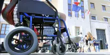 Veneto, persone con disabilità costrette a pagarsi la batteria delle carrozzine elettriche: “Isolati e discriminati”
