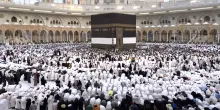 Pellegrinaggio alla Mecca, la folla di fedeli musulmani per la preghiera dell’Eid al-Adha: le immagini