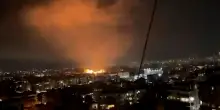 Libano, Israele attacca la periferia di Beirut: caos per la fuga dei residenti. Tel Aviv: “Colpite basi di Hezbollah”