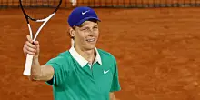 Sinner ha battuto Djokovic giocando alla Djokovic: ora è pronto per la grande sfida ad Alcaraz che vale il Roland Garros