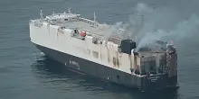 In fiamme cargo nel nord Pacifico, Alaska salva 22 marinai. Tremila auto a bordo, incendio ancora in corso