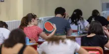 “Rischio caldo torrido durante gli esami di maturità. Servono climatizzatori nelle classi”: l’appello a Valditara