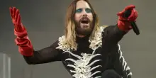 “Si è masturbato davanti a me, mi chiamava sotto l’effetto di droghe all’alba, mi ha fatto avances spinte”: Jared Leto accusato di molestie sessuali