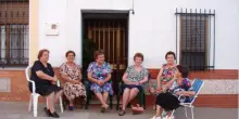 Spagna, la foto delle anziane signore sedute e l’avviso della polizia: “Via dalla strada, è suolo pubblico”