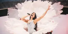 Dua Lipa a Milano canta Raffaella Carrà e con “A far l’amore comincia tu” strega i fan italiani: ad applaudirla anche De Martino, Rovazzi e Mahmood