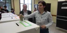 Referendum, il voto di Elly Schlein a Roma: la segretaria del Pd salutata dall’applauso di alcune signore