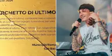 Vandali spaccano la targa dedicata a Ultimo nel parco del suo quartiere a Roma. Il Comune assicura: “Sarà immediatamente ripristinata. Vicinanza all’artista”