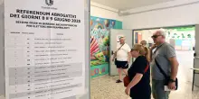 Referendum, urne aperte fino alle 15. Affluenza al 22,7% nel primo giorno di voto: la diretta