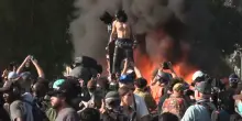 Auto bruciate, sassi contro la polizia e Guardia nazionale nelle strade: il video delle proteste a Los Angeles
