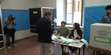 L’imbarazzo di Calenda, si presenta al seggio ma non lo fanno votare: sulla scheda non c’è più spazio per i timbri