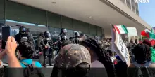 Proteste a Los Angeles contro i raid anti-migranti, i manifestanti assediano l’ufficio delle green card – Video