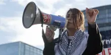 Freedom Flotilla, “Israele ha messo in isolamento l’eurodeputata Rima Hassan per avere scritto ‘Free Palestine’ in cella”. Sarà espulsa