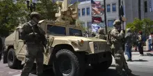 Coprifuoco a Los Angeles, arresti e deportazioni a Guantanamo nella notte. Trump: “Animali”