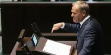 Polonia, il Parlamento rinnova la fiducia al premier Tusk dopo l’elezione di un presidente ultraconservatore