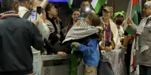 Greta Thunberg, cori e bandiere al suo arrivo all’aeroporto di Stoccolma dopo l’espulsione da Israele