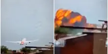 Precipita aereo Air India, il video dello schianto poco dopo il decollo: perde quota, poi l’impatto e la nube