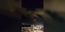 Il “grappolo” di missili iraniani su Tel Aviv: il video dall’alto è impressionante